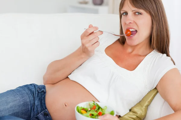 Zamknij szczęśliwy w ciąży kobiety jedzenie sałatka — Zdjęcie stockowe