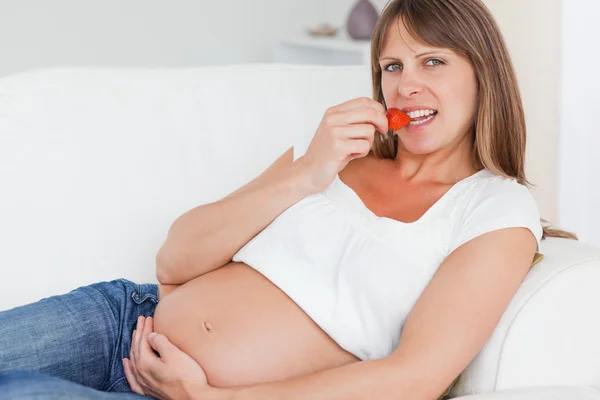 Kobieta w ciąży uroczy jeść truskawki — Zdjęcie stockowe