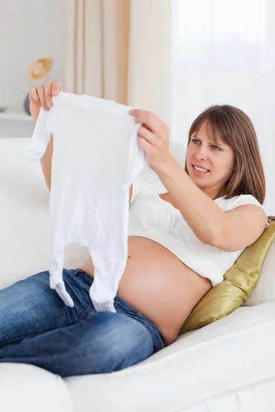 Ελκυστική έγκυος γυναίκα που κρατά ένα μωρό αυξάνεται ενώ βρίσκεται σε μια s — Φωτογραφία Αρχείου