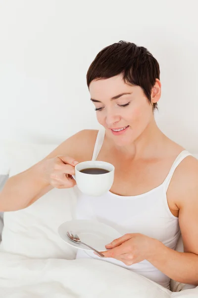 Портрет женщины, пьющей кофе — стоковое фото