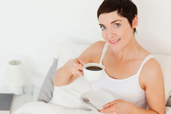 Närbild av en kvinna som dricker kaffe — Stockfoto