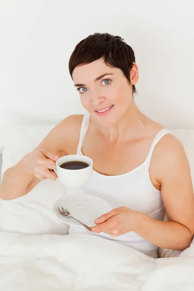 Sevimli kadın kahve içme — Stok fotoğraf