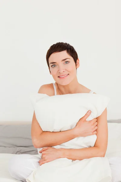 Портрет женщины, держащей подушку — стоковое фото