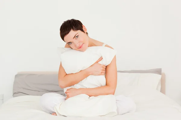 Mulher bonito segurando um travesseiro — Fotografia de Stock