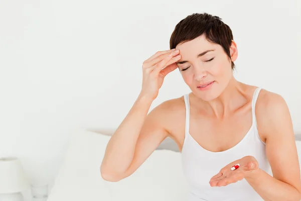 Şirin esmer bir baş ağrısı olması — Stok fotoğraf