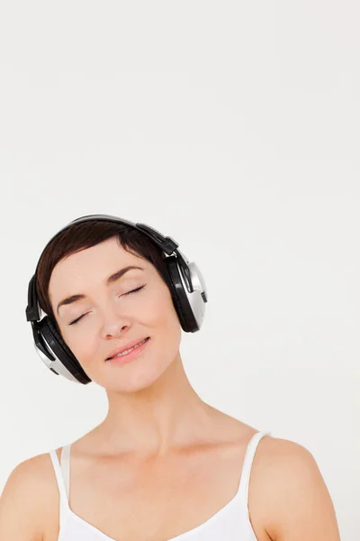 Porträtt av en glad kvinna som lyssnar på musik — Stockfoto