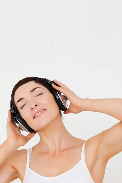 Portret młodej kobiety słuchającej muzyki — Zdjęcie stockowe