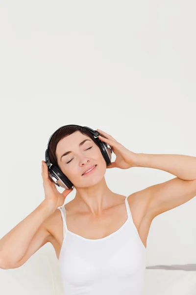 Uroczą kobietą, słuchanie muzyki — Zdjęcie stockowe
