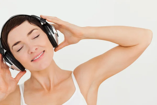 Zbliżenie śliczny brunetka, słuchanie muzyki — Zdjęcie stockowe