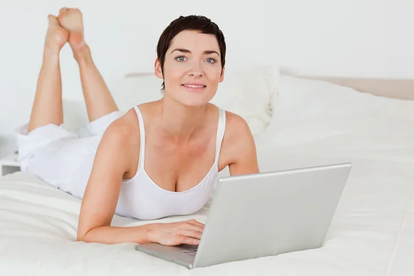 Närbild av en kvinna som använder en bärbar dator — Stockfoto