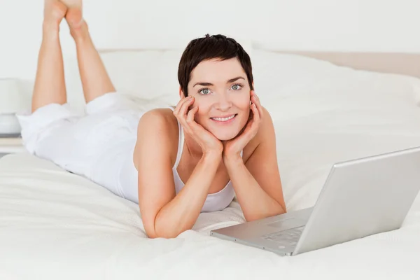 Vrouw poseren met een laptop — Stockfoto