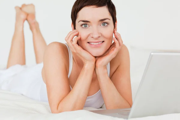 Närbild av en kvinna som poserar med en bärbar dator — Stockfoto