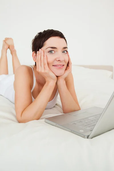 Härlig kvinna använder en bärbar dator — Stockfoto