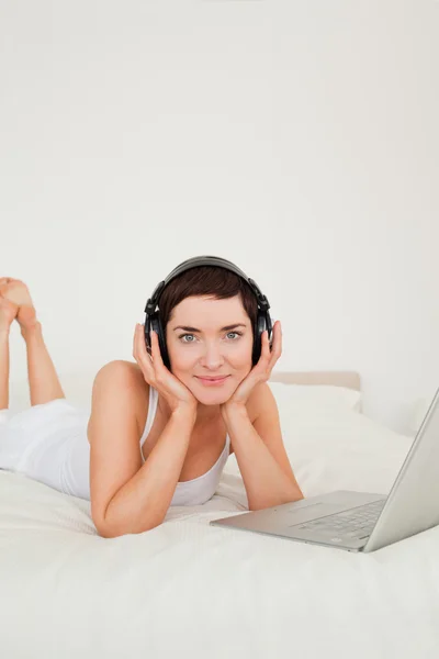그녀의 노트북으로 음악을 듣고 여자의 초상화 — 스톡 사진