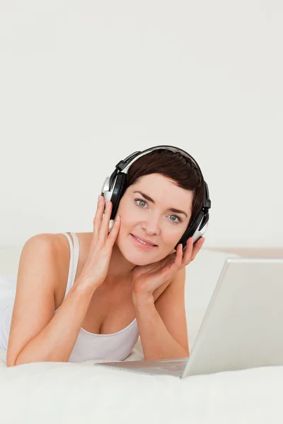 Portrait of a woman watching a movie with her laptop — Stock Photo, Image