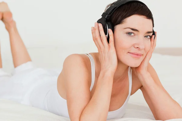 Young brunette listening to music — Stock Photo, Image