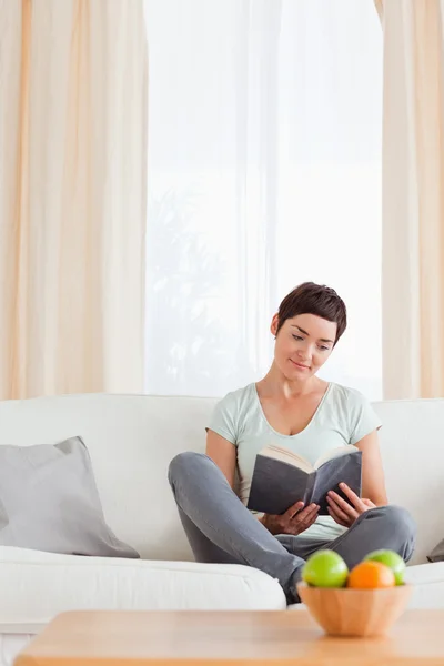 Portret van een mooie vrouw lezen van een boek — Stockfoto