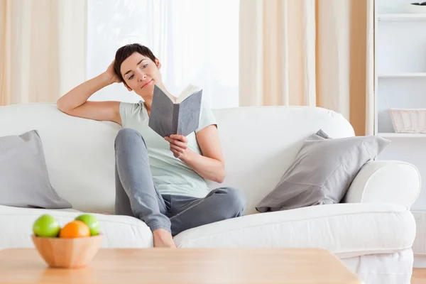 Niedliche Frau liest ein Buch — Stockfoto