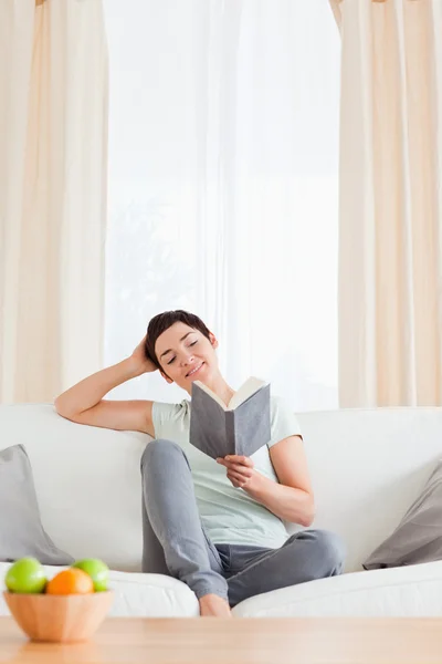 Portrait of a cute brunette reading a book — Stock Photo, Image