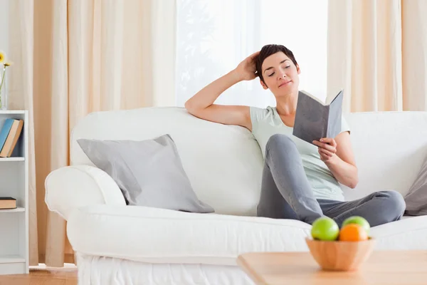 Okouzlující žena čte knihu — Stock fotografie