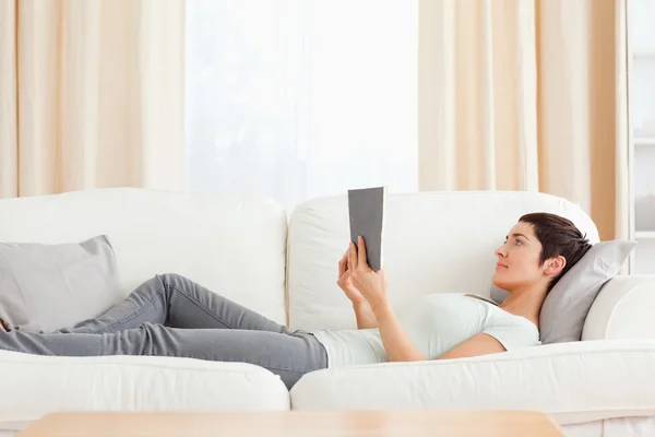 Slimme vrouw lezen van een boek — Stockfoto