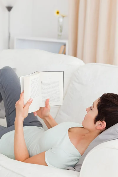 Kısa saçlı kadın bir kitap okuma — Stok fotoğraf