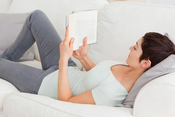 Morena de cabelos curtos lendo um livro — Fotografia de Stock