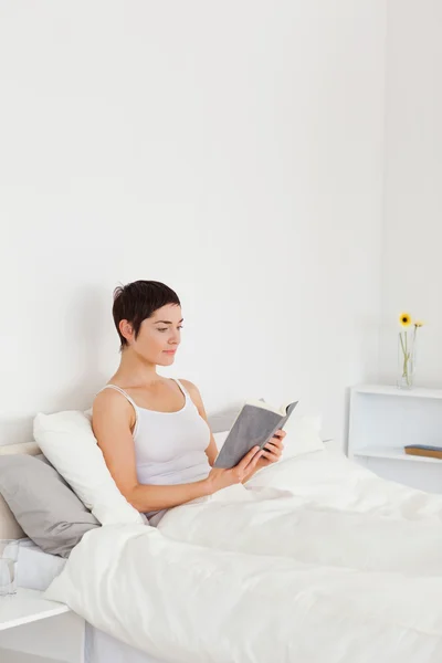 Retrato de uma mulher lendo um livro — Fotografia de Stock