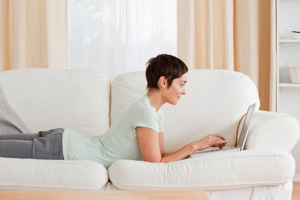 Kobieta krótki włosy za pomocą laptopa — Zdjęcie stockowe