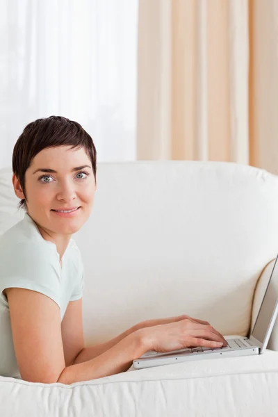 Portrait of a cute short-haired woman with a laptop — Stock Photo, Image