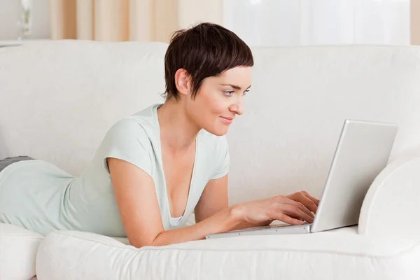 Feliz mulher de cabelos curtos usando um laptop — Fotografia de Stock