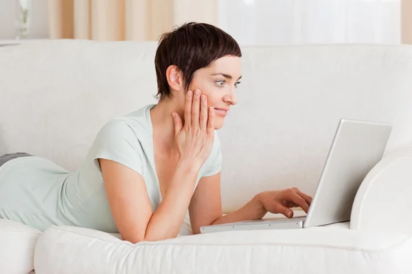 Mulher surpreso usando um laptop — Fotografia de Stock