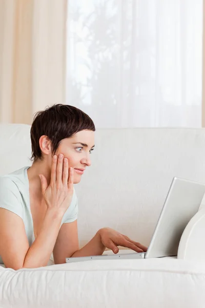 Porträtt av en surpised kvinna använder en bärbar dator — Stockfoto