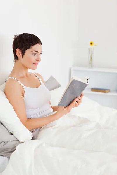 Portrét mladé ženy, jak čte knihu — Stock fotografie
