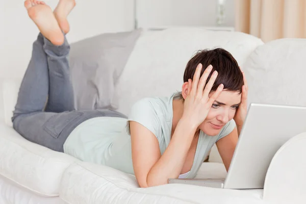 Olycklig kvinna som använder en bärbar dator — Stockfoto