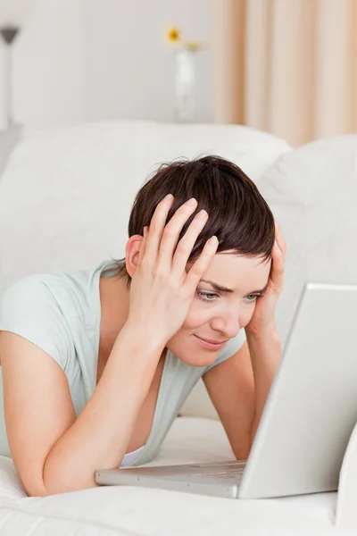 Portréja egy boldogtalan nő használ egy laptop — Stock Fotó