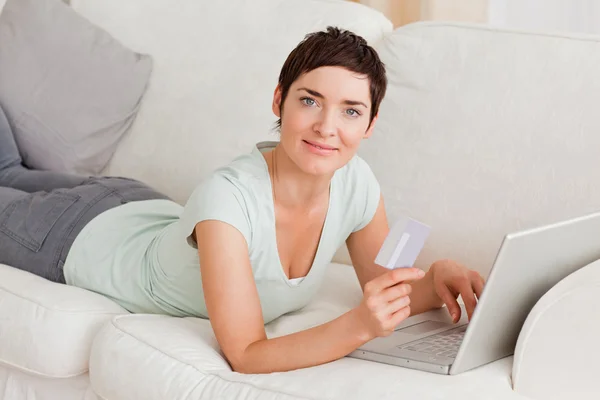 Cute woman shopping online — Stock Photo, Image