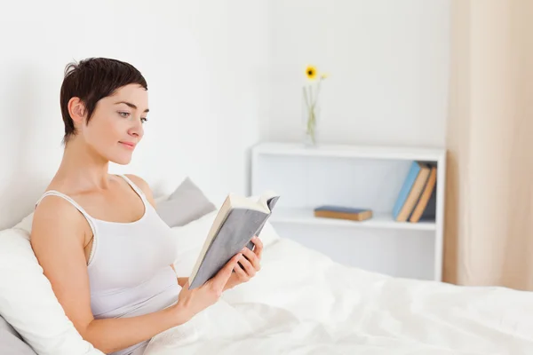Primer plano de una joven leyendo un libro — Foto de Stock