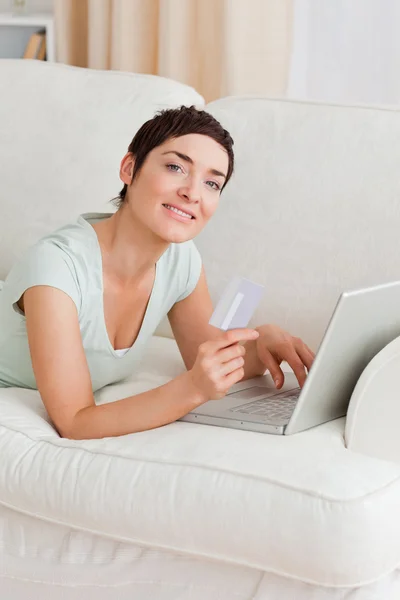 Portrait of a cute woman shopping online — Stock Photo, Image