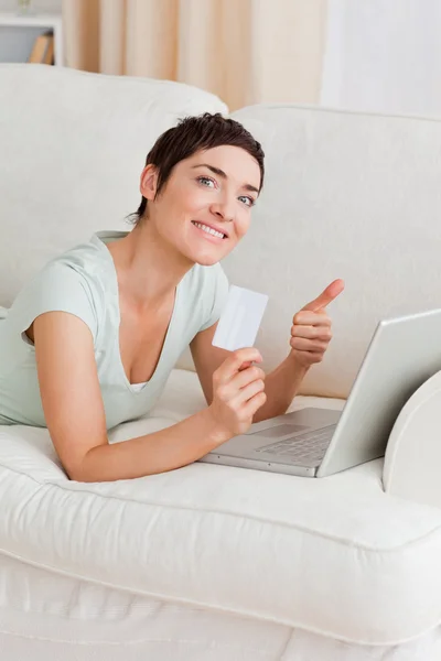 Портрет щасливої жінки, що купує онлайн — стокове фото