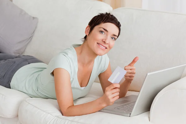 Счастливая женщина делает покупки в Интернете — стоковое фото