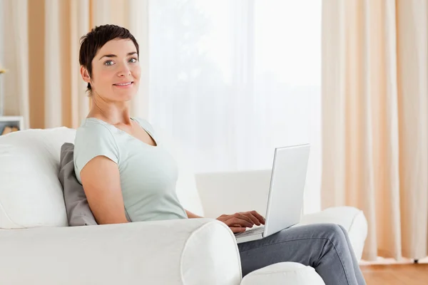Short-haired brunette working with a laptop — Stock Photo, Image
