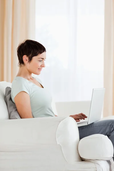 短头发的女人用一台笔记本电脑工作的肖像 — 图库照片