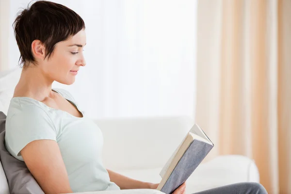 Короткошерстная женщина, читающая книгу — стоковое фото