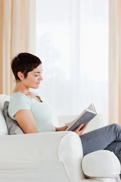 Προσωπογραφία γυναίκας κοντά μαλλιά διαβάζοντας ένα βιβλίο — Φωτογραφία Αρχείου