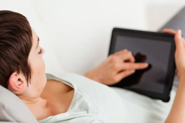 Tablet bilgisayar kullanan bir kadın — Stok fotoğraf