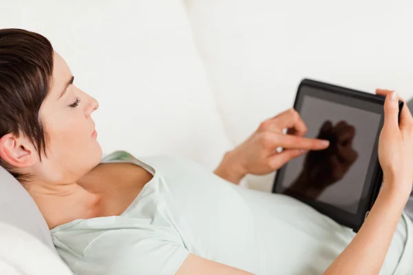 Tablet bilgisayar kullanan genç bir kadın. — Stok fotoğraf