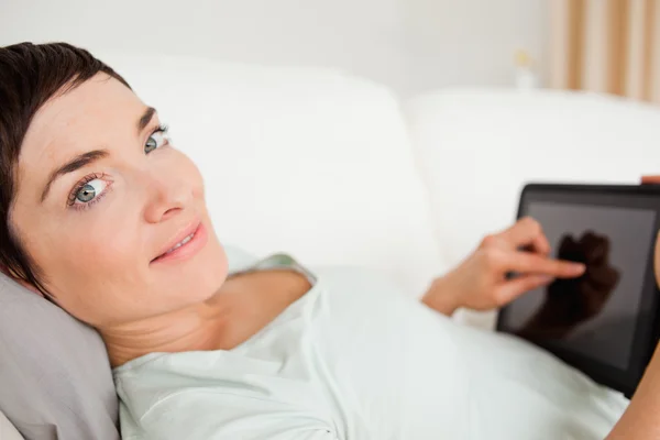 Gülümseyen kadın tablet bilgisayar kullanma — Stok fotoğraf