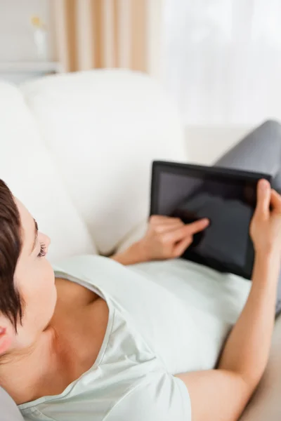 Egy nő, egy tabletta számítógép segítségével felülnézet — Stock Fotó