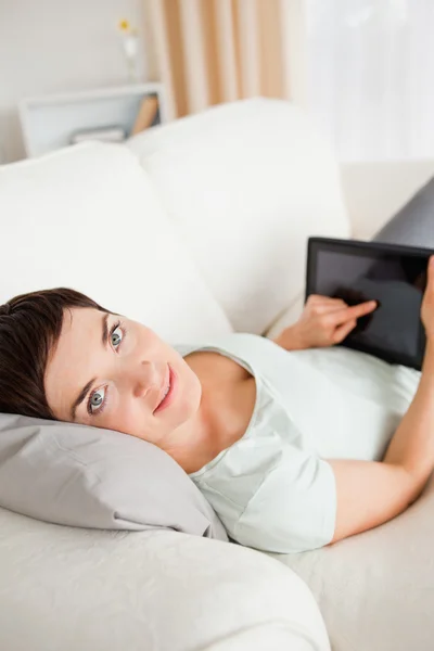 Portret kobiety przy użyciu komputera typu tablet — Zdjęcie stockowe